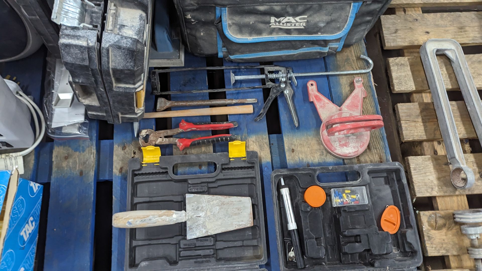 The contents of a pallet of tools and miscellaneous including screwdriver kit, tool bag and boxes, U - Image 5 of 10