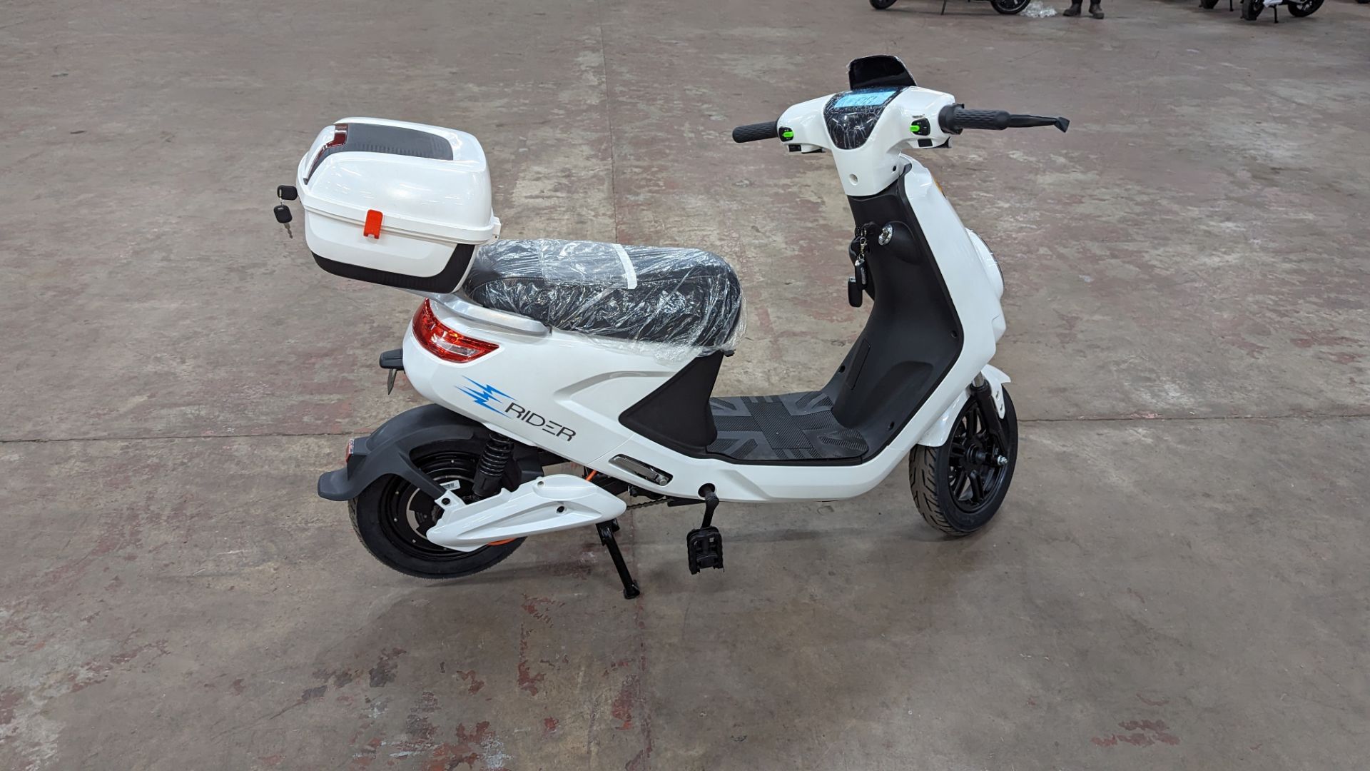 Model 18 Electric Bike: Zero (0) recorded miles, white body with black detailing, lockable storage b - Image 5 of 13