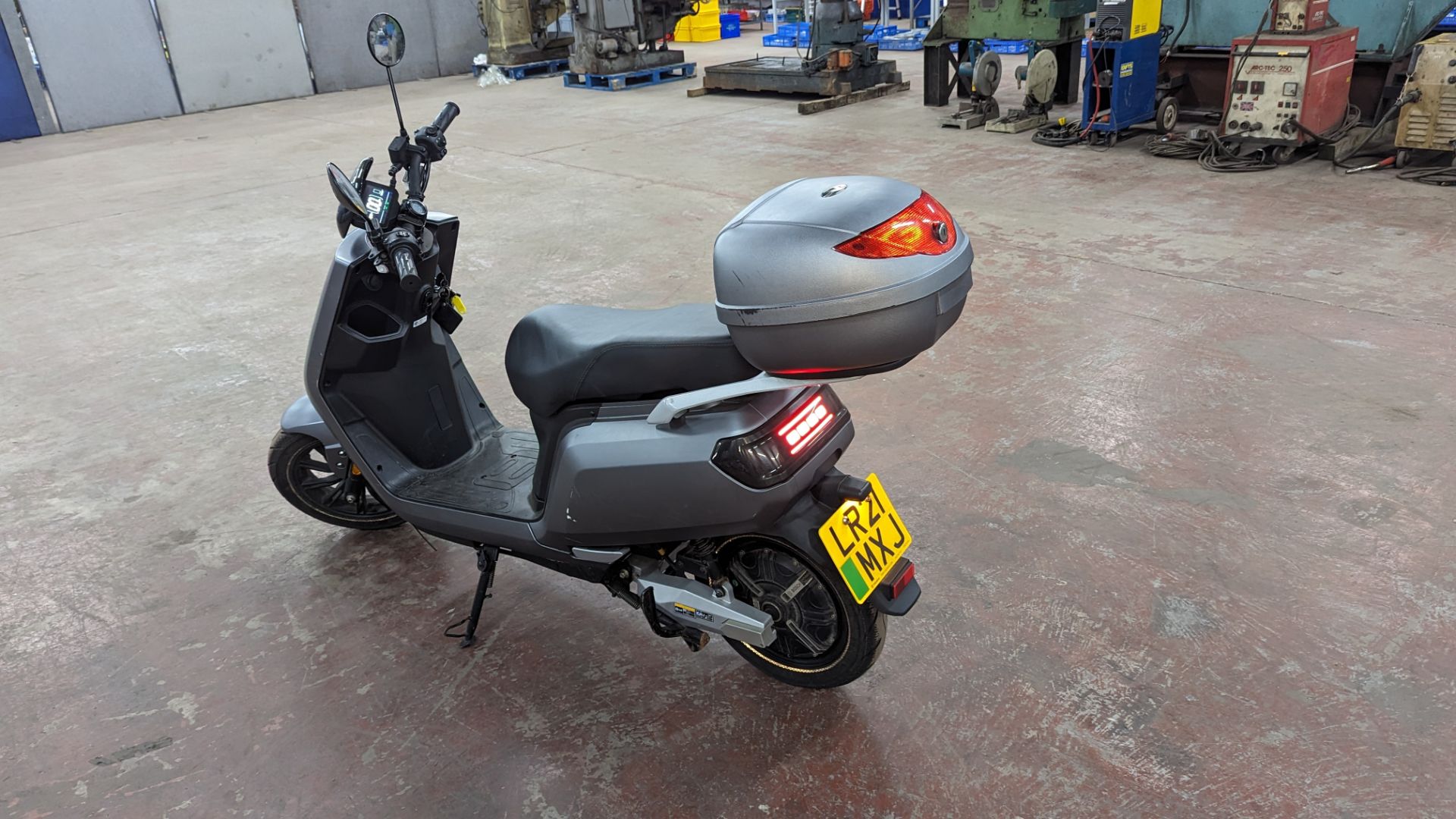 Senda 3000 Electric Moped: Silver/grey, 50cc equivalent, 30mph top speed. Complete with 2 keys to - Image 3 of 13