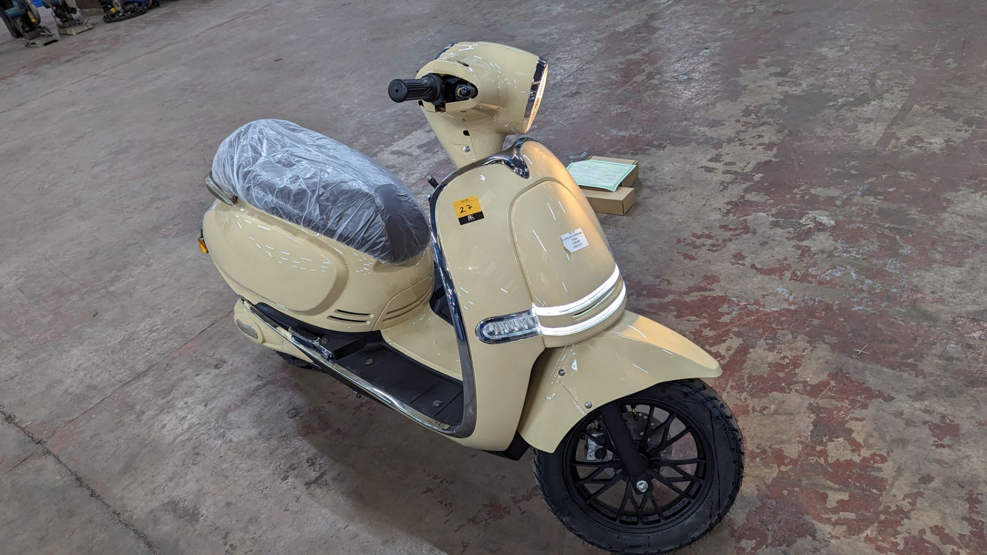 Model 30 Roma Electric Moped: Delivery Miles (no more than 4 recorded km on the odometer), cream/bei - Image 7 of 14