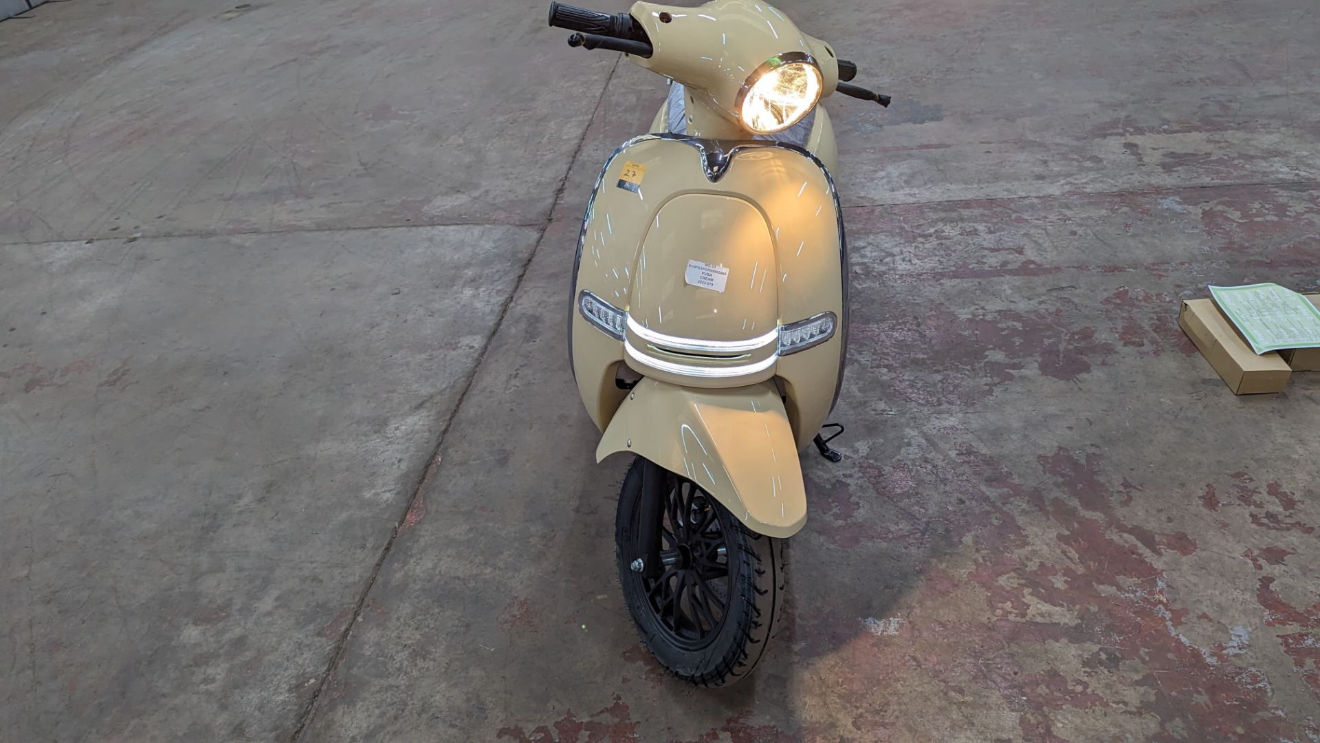 Model 30 Roma Electric Moped: Delivery Miles (no more than 4 recorded km on the odometer), cream/bei - Image 8 of 14