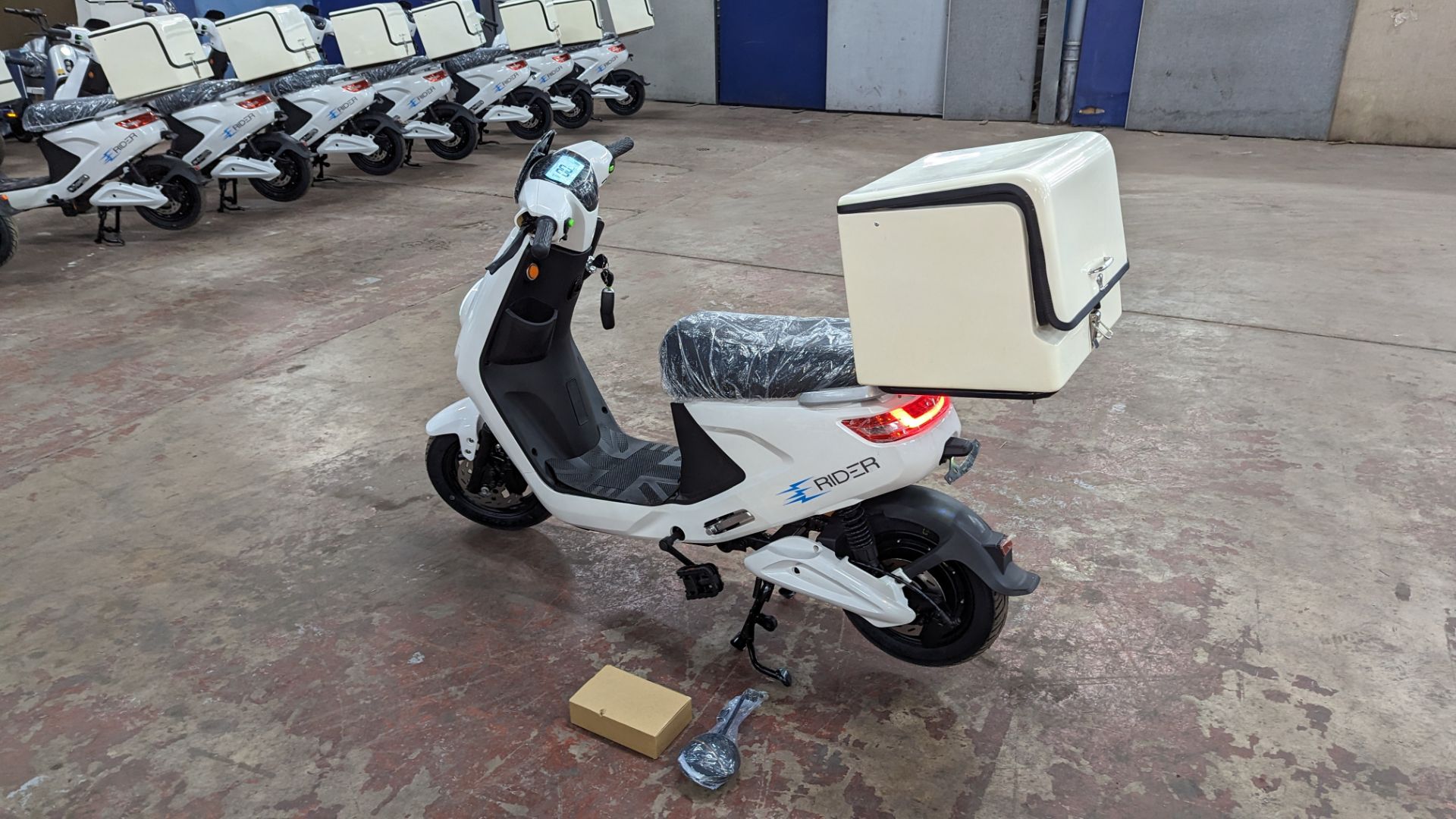 Model 18 Electric Bike: Zero (0) recorded miles, white body with black detailing, insulated box moun - Image 3 of 13
