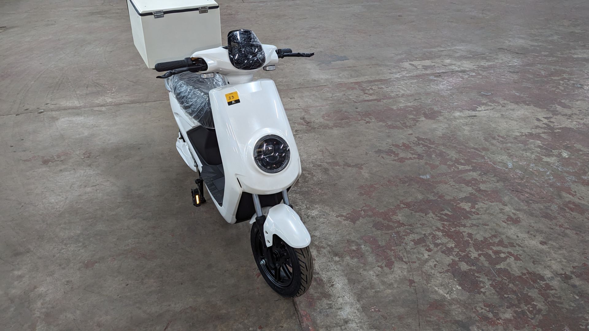 Model 18 Electric Bike: Zero (0) recorded miles, white body with black detailing, insulated box moun - Image 8 of 14