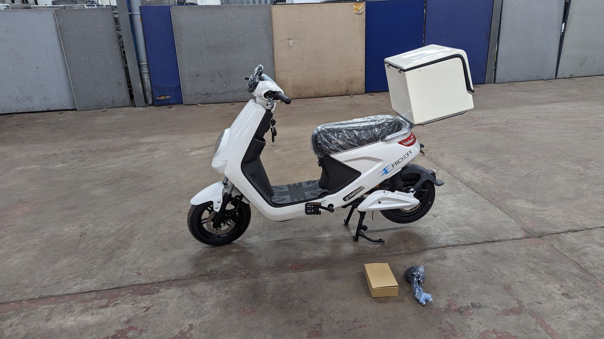 Model 18 Electric Bike: Zero (0) recorded miles, white body with black detailing, insulated box moun - Image 2 of 16