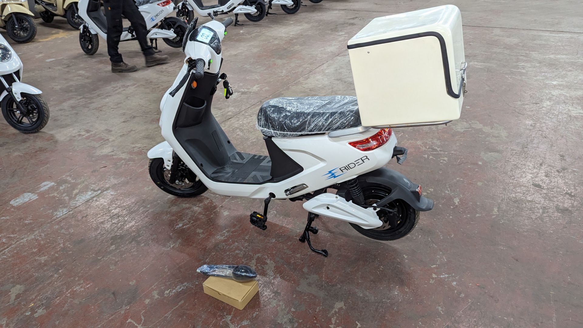 Model 18 Electric Bike: Zero (0) recorded miles, white body with black detailing, insulated box moun - Image 3 of 14