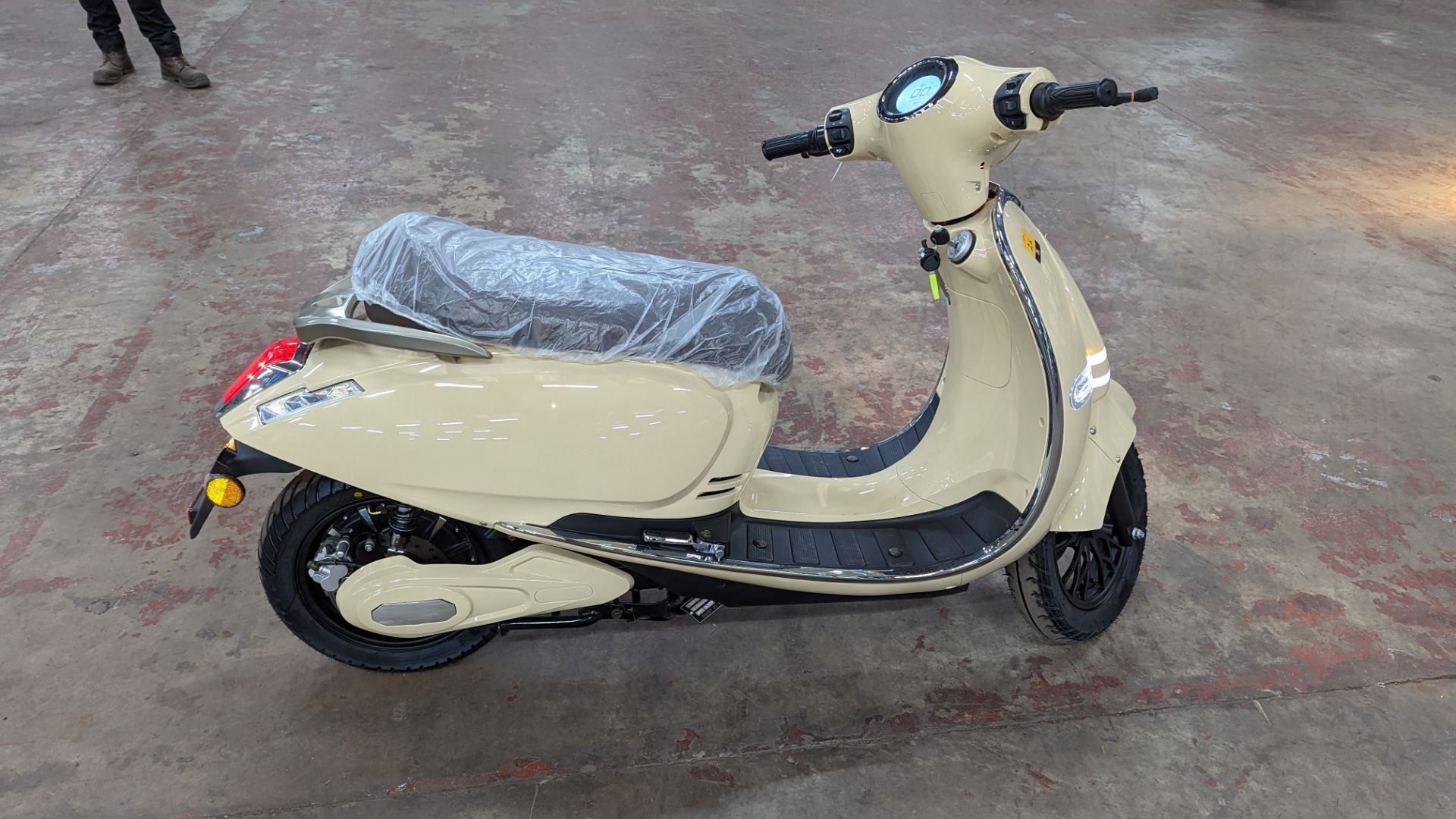 Model 30 Roma Electric Moped: Delivery Miles (no more than 4 recorded km on the odometer), cream/bei - Image 6 of 16