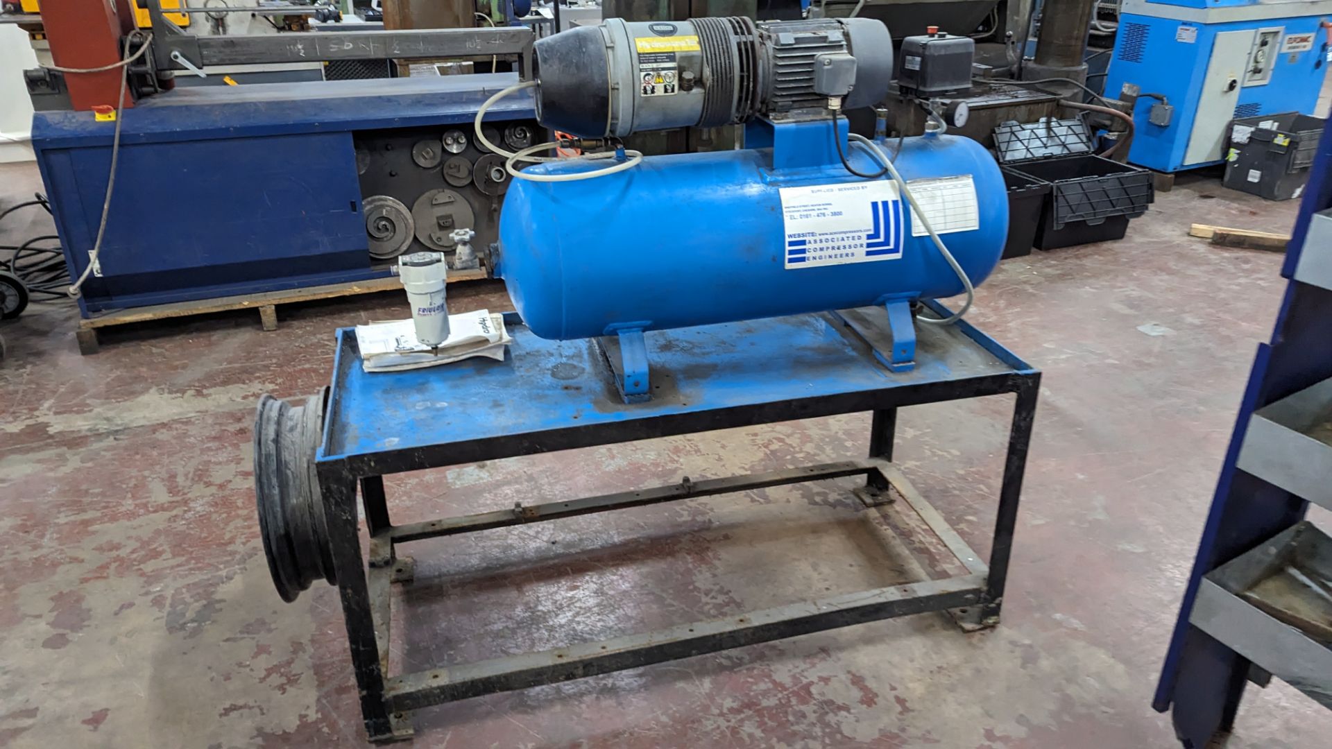 Hydrovane all in one compressor with welded horizontal air receiver, mounted on heavy duty metal tab