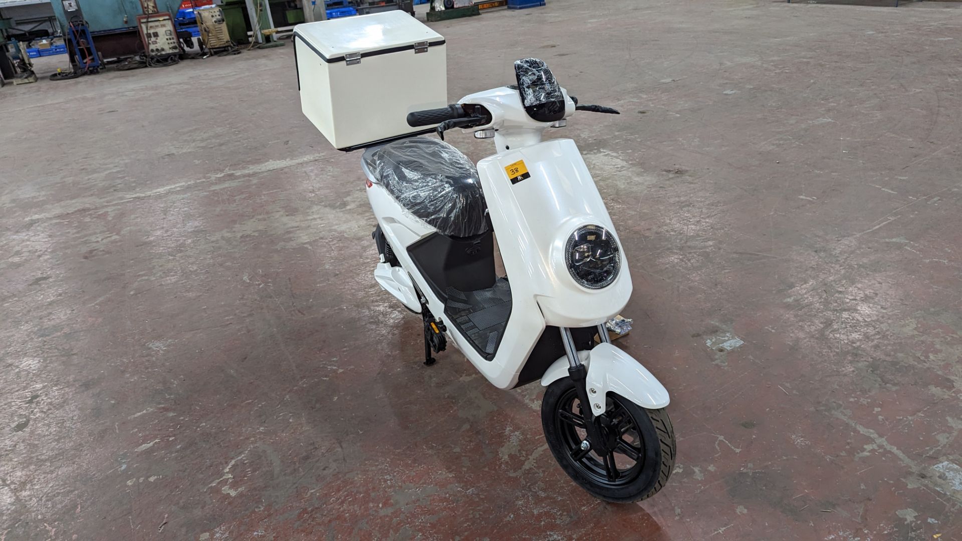 Model 18 Electric Bike: Zero (0) recorded miles, white body with black detailing, insulated box moun - Image 8 of 14