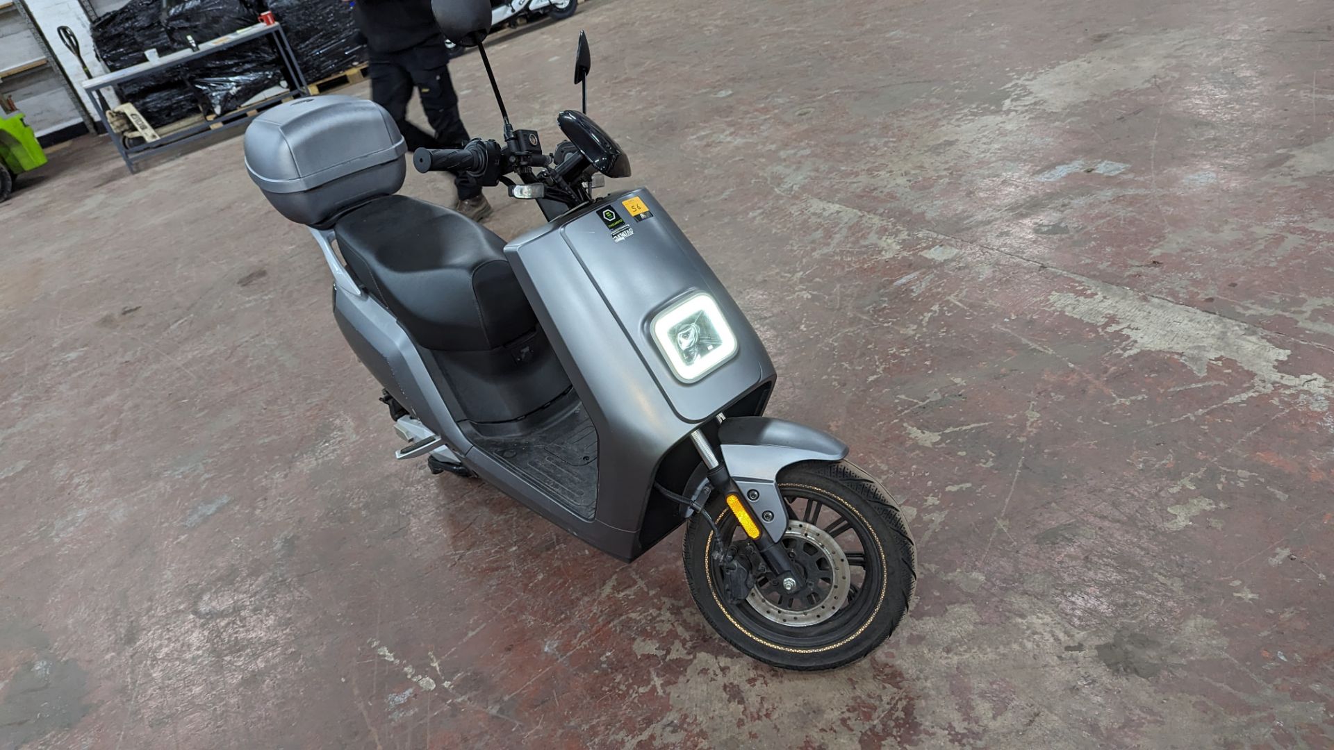Senda 3000 Electric Moped: Silver/grey, 50cc equivalent, 30mph top speed. Complete with 2 keys to - Image 7 of 13