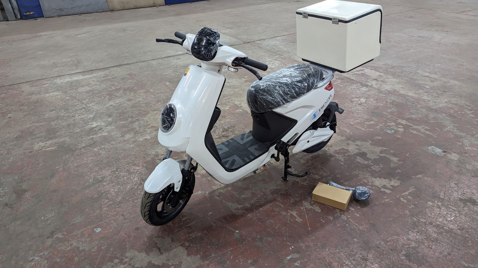 Model 18 Electric Bike: Zero (0) recorded miles, white body with black detailing, insulated box moun - Image 8 of 13
