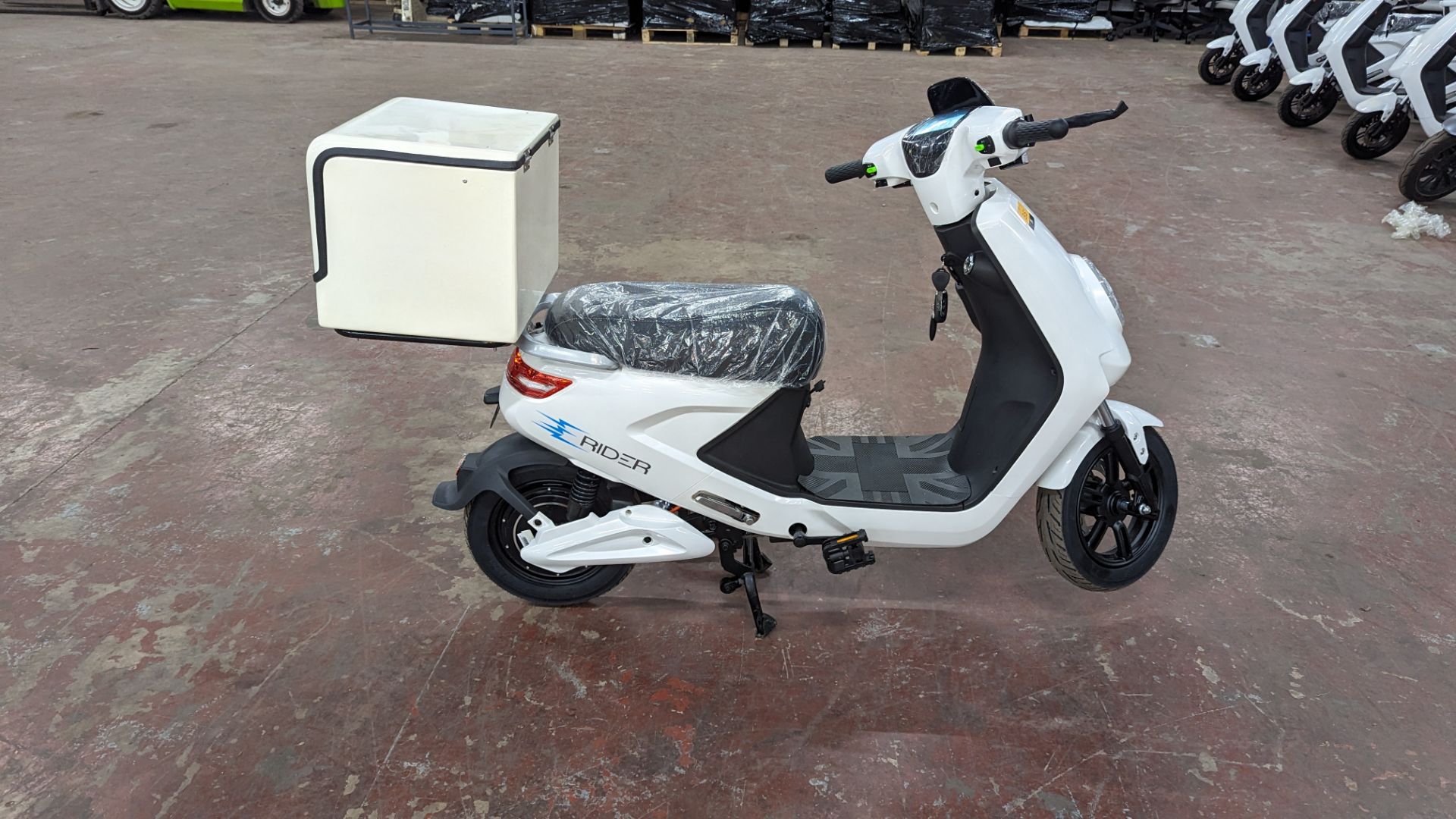 Model 18 Electric Bike: Zero (0) recorded miles, white body with black detailing, insulated box moun - Image 7 of 13