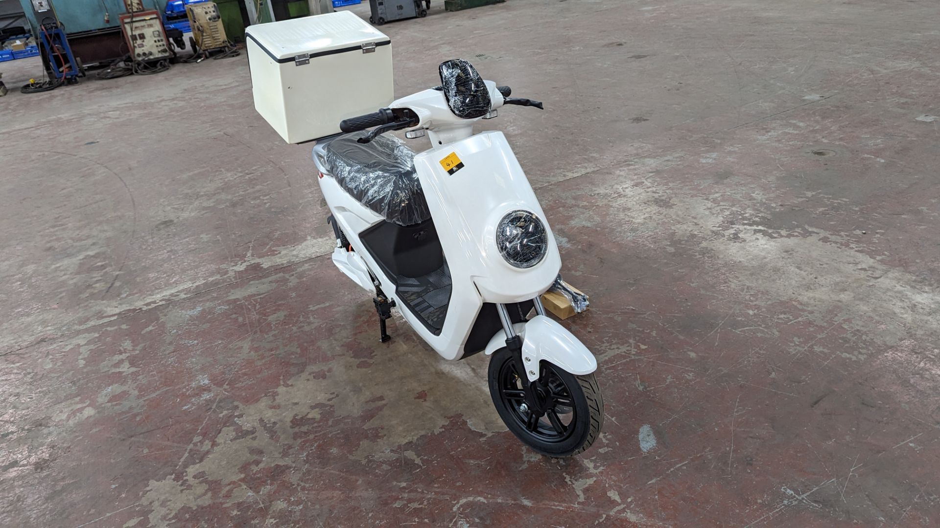 Model 18 Electric Bike: Zero (0) recorded miles, white body with black detailing, insulated box moun - Image 6 of 11