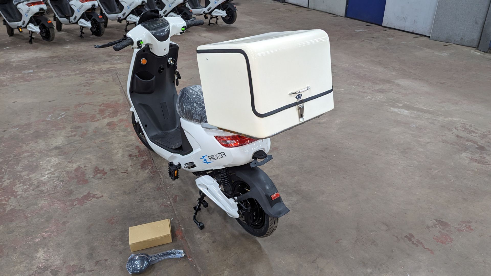 Model 18 Electric Bike: Zero (0) recorded miles, white body with black detailing, insulated box moun - Image 4 of 14