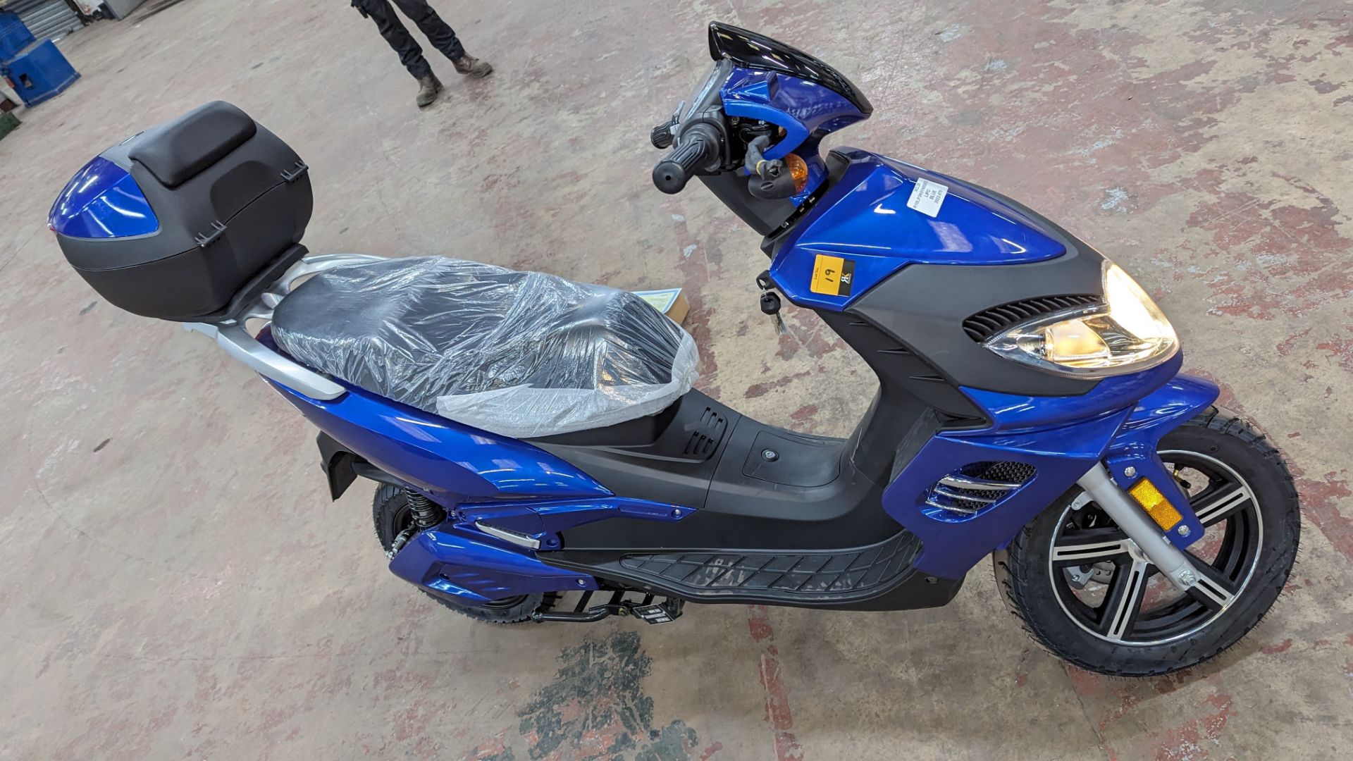 Model 50 Electric Motorbike: Delivery Miles (no more than 3 recorded km on the odometer), blue, 5000 - Image 8 of 15