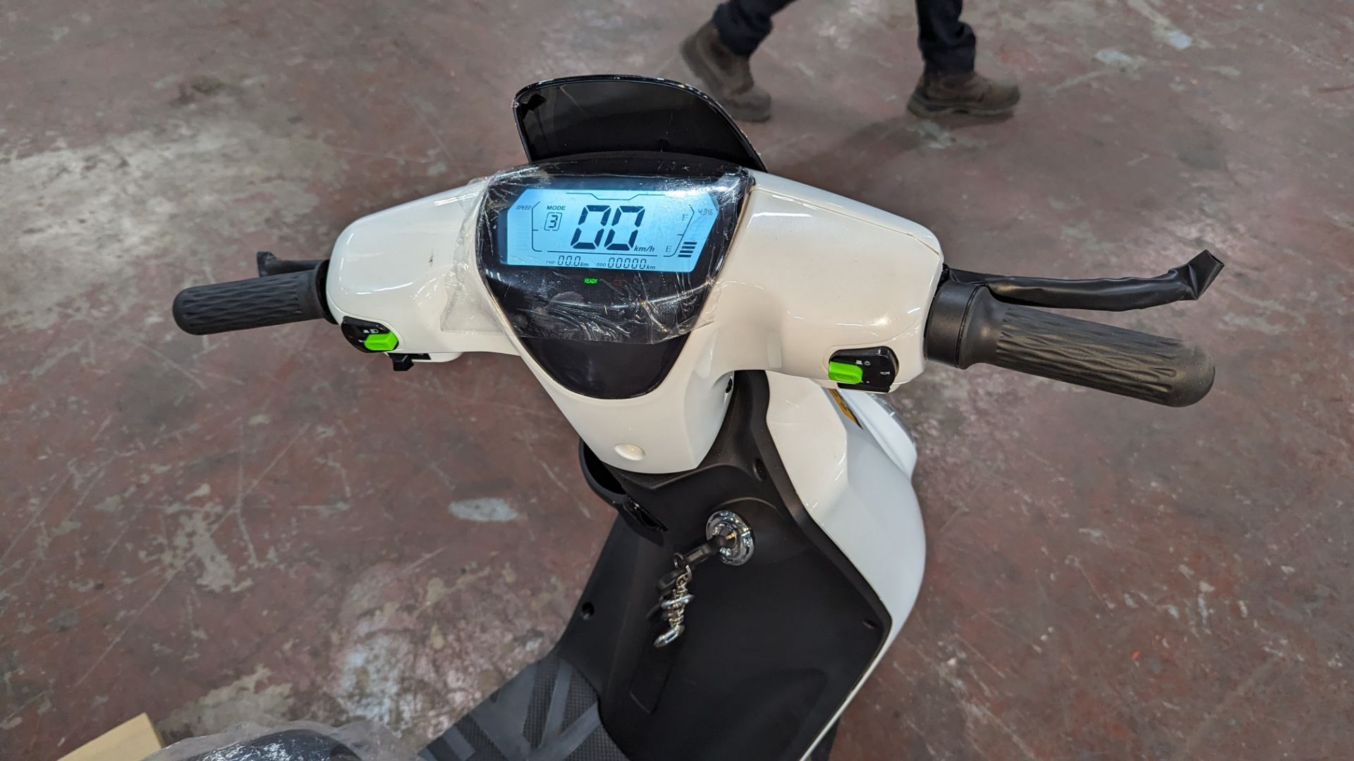 Model 18 Electric Bike: Zero (0) recorded miles, white body with black detailing, lockable storage b - Image 8 of 13