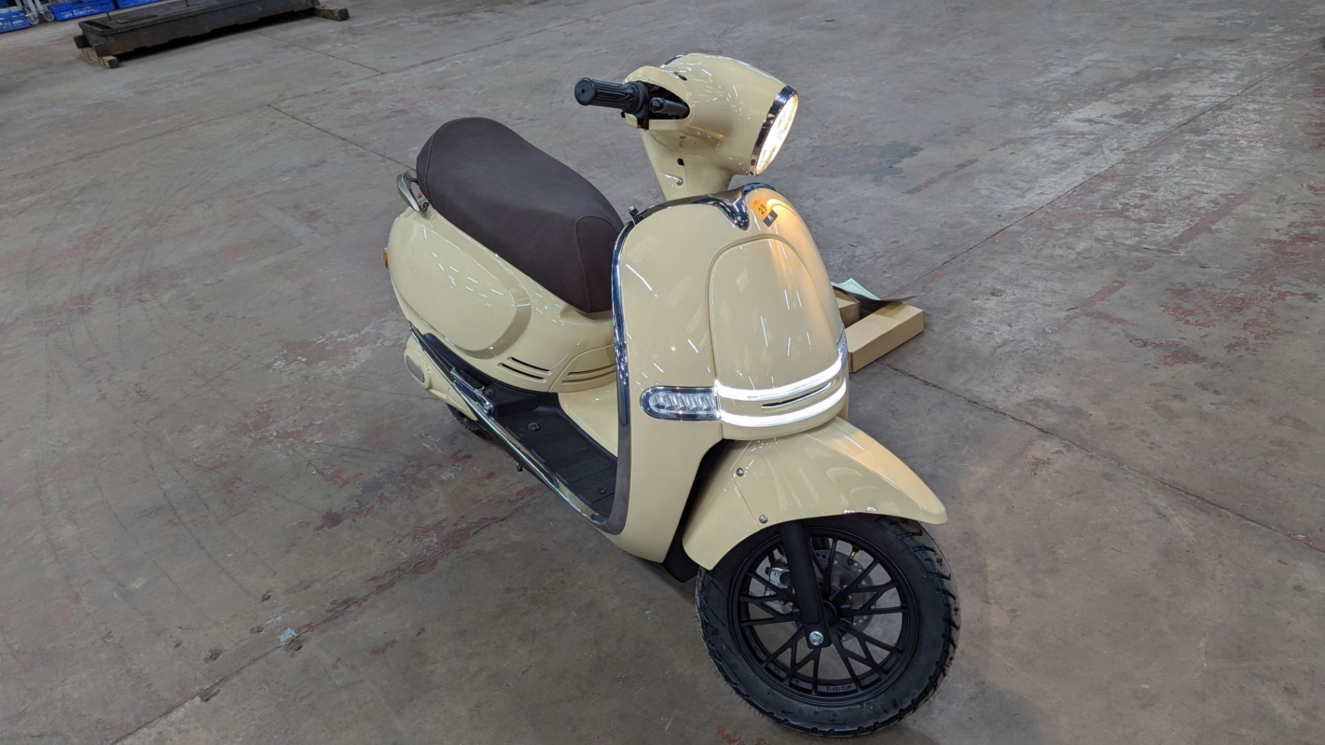 Model 30 Roma Electric Moped: Delivery Miles (no more than 4 recorded km on the odometer), cream/bei - Image 7 of 15