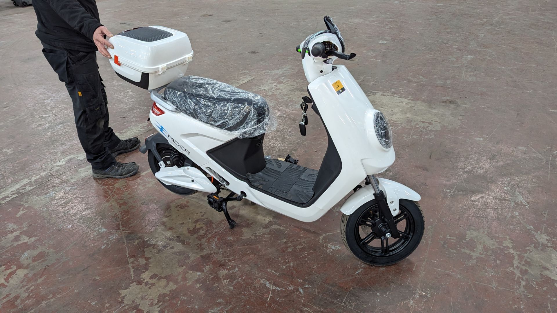 Model 18 Electric Bike: Zero (0) recorded miles, white body with black detailing, lockable storage b - Image 5 of 13