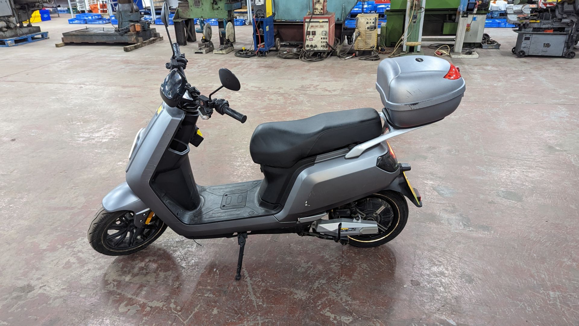 Senda 3000 Electric Moped: Silver/grey, 50cc equivalent, 30mph top speed. Complete with 2 keys to - Image 2 of 13