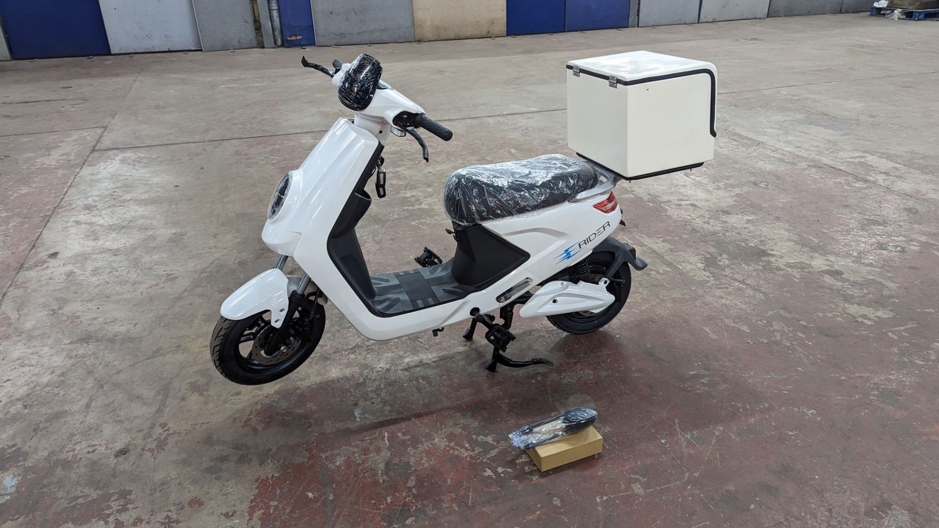Model 18 Electric Bike: Zero (0) recorded miles, white body with black detailing, insulated box moun - Image 2 of 12