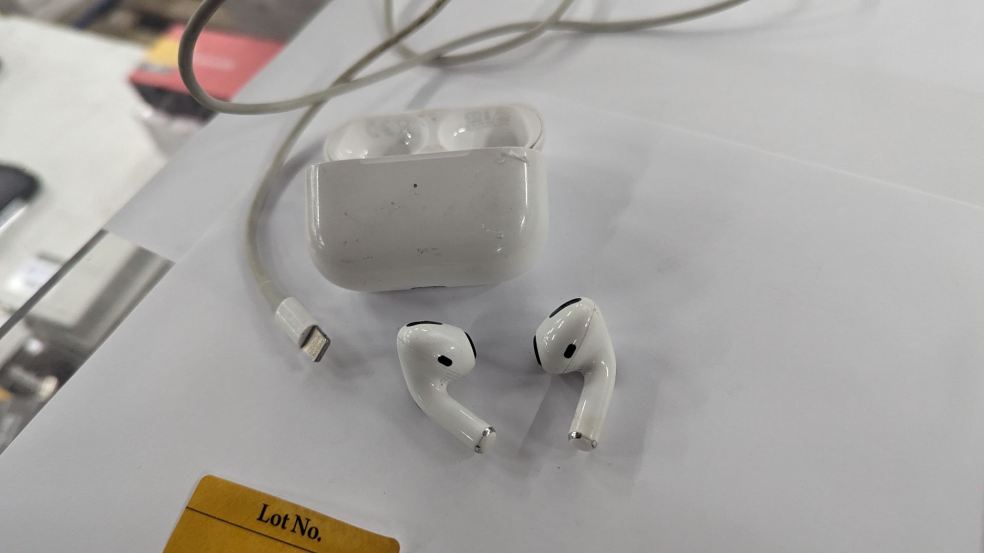 AirPod Pro A2083 including case and USB to lightning cable - Image 5 of 11