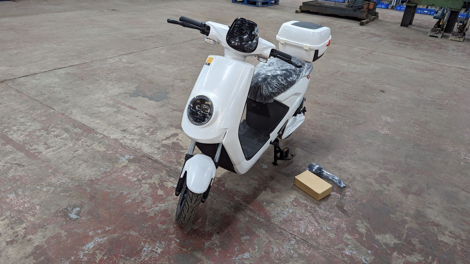 Model 18 Electric Bike: Zero (0) recorded miles, white body with black detailing, lockable storage b - Image 9 of 14