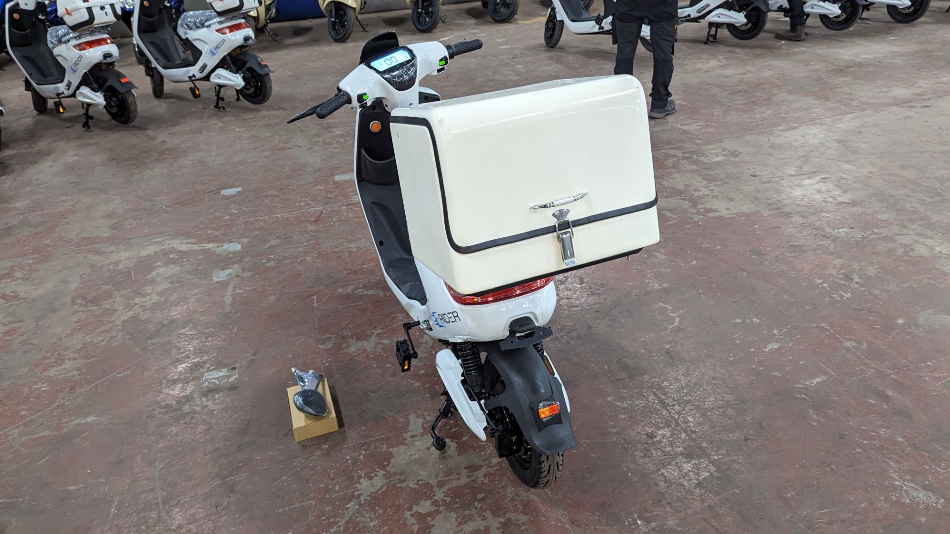 Model 18 Electric Bike: Zero (0) recorded miles, white body with black detailing, insulated box moun - Image 4 of 14