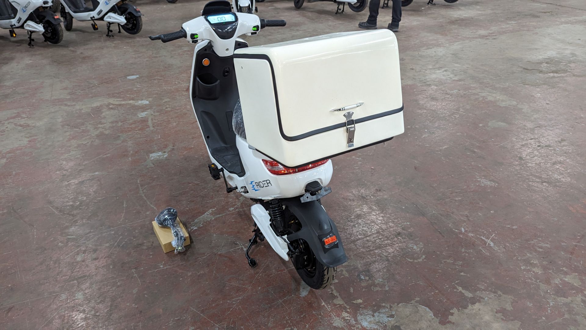 Model 18 Electric Bike: Zero (0) recorded miles, white body with black detailing, insulated box moun - Image 4 of 14