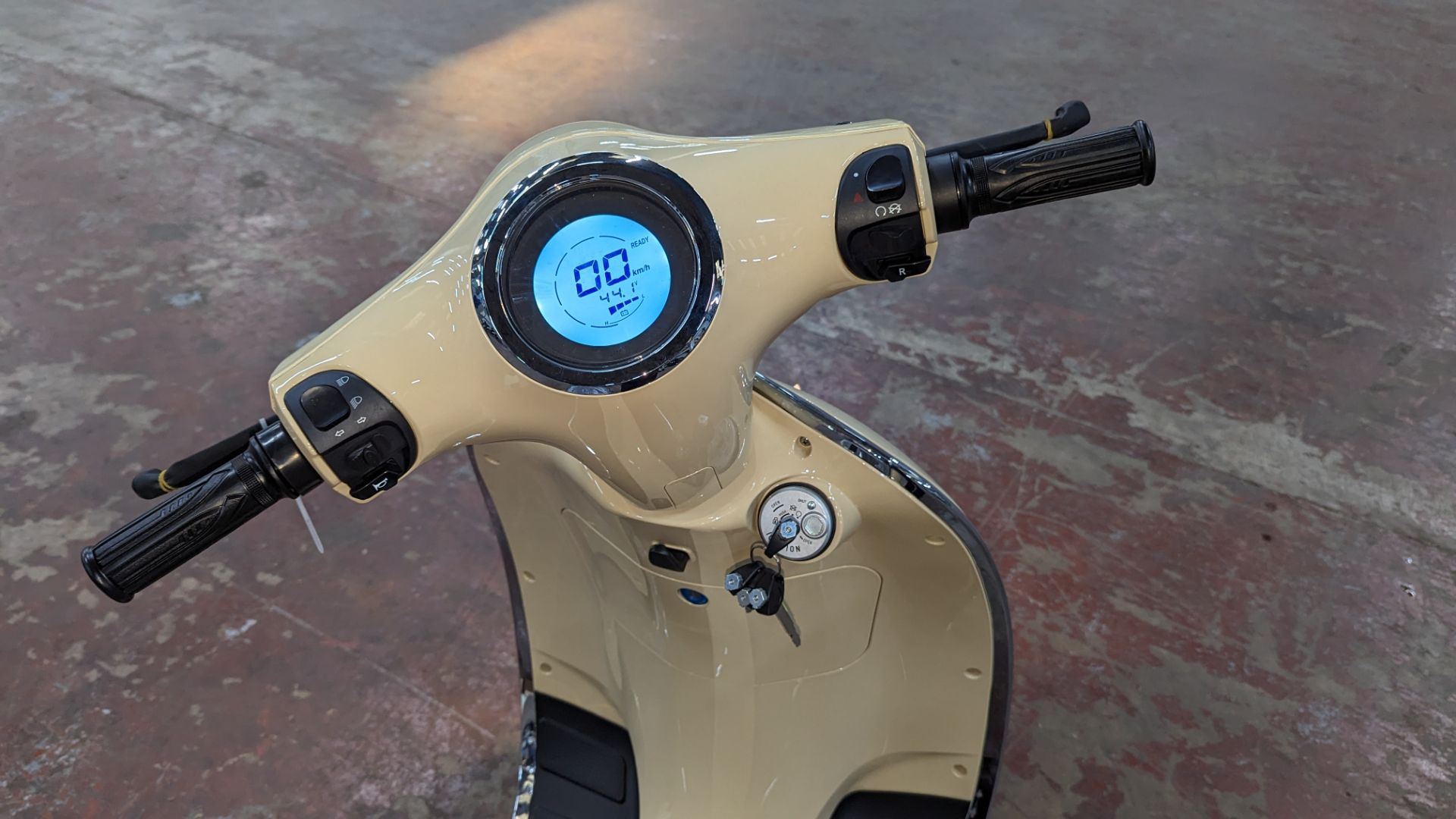 Model 30 Roma Electric Moped: Delivery Miles (no more than 4 recorded km on the odometer), cream/bei - Image 11 of 17