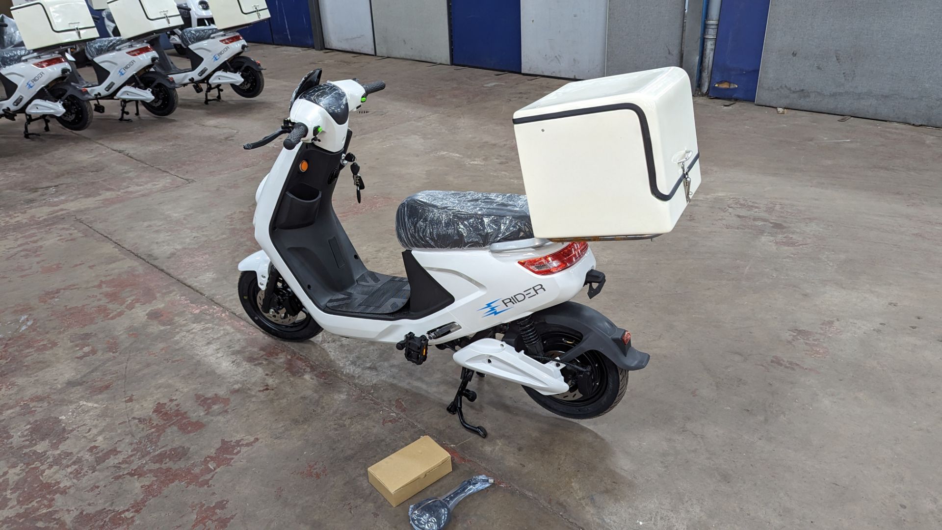 Model 18 Electric Bike: Zero (0) recorded miles, white body with black detailing, insulated box moun - Image 3 of 14