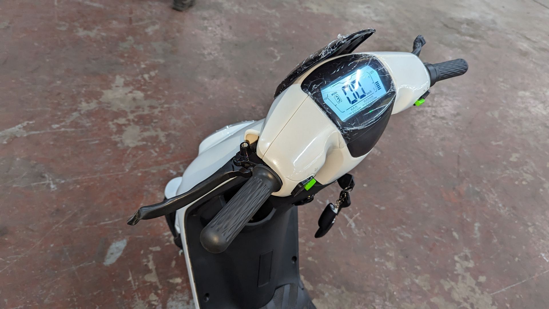 Model 18 Electric Bike: Zero (0) recorded miles, white body with black detailing, insulated box moun - Image 7 of 11