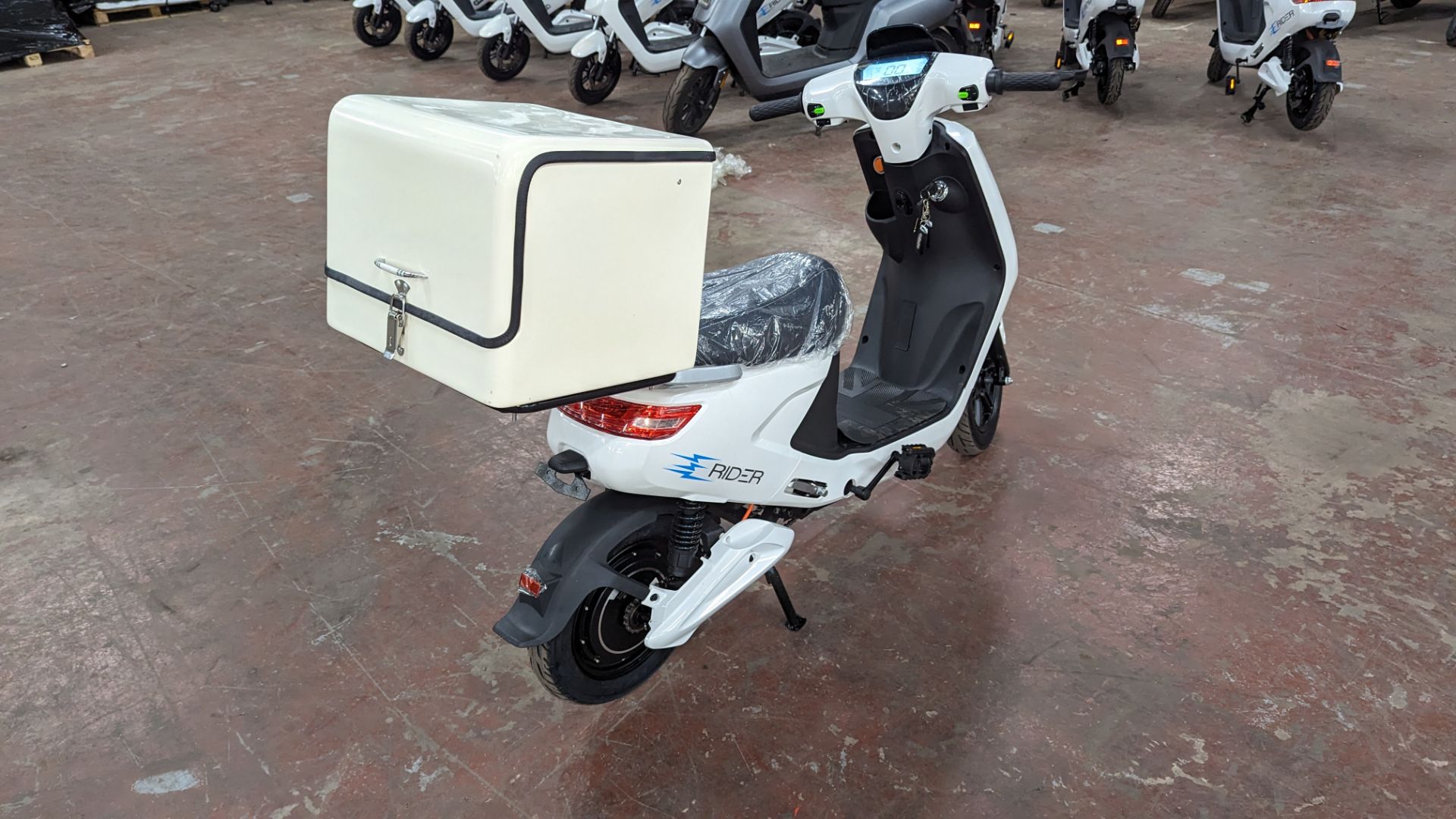 Model 18 Electric Bike: Zero (0) recorded miles, white body with black detailing, insulated box moun - Image 5 of 14