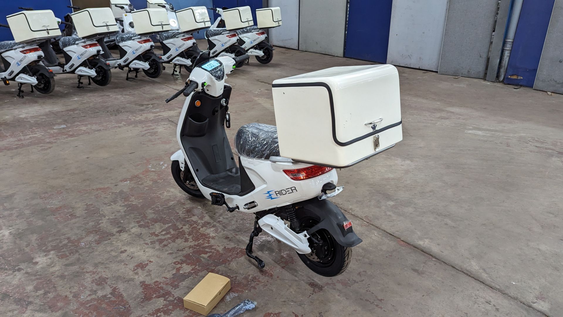 Model 18 Electric Bike: Zero (0) recorded miles, white body with black detailing, insulated box moun - Image 4 of 15