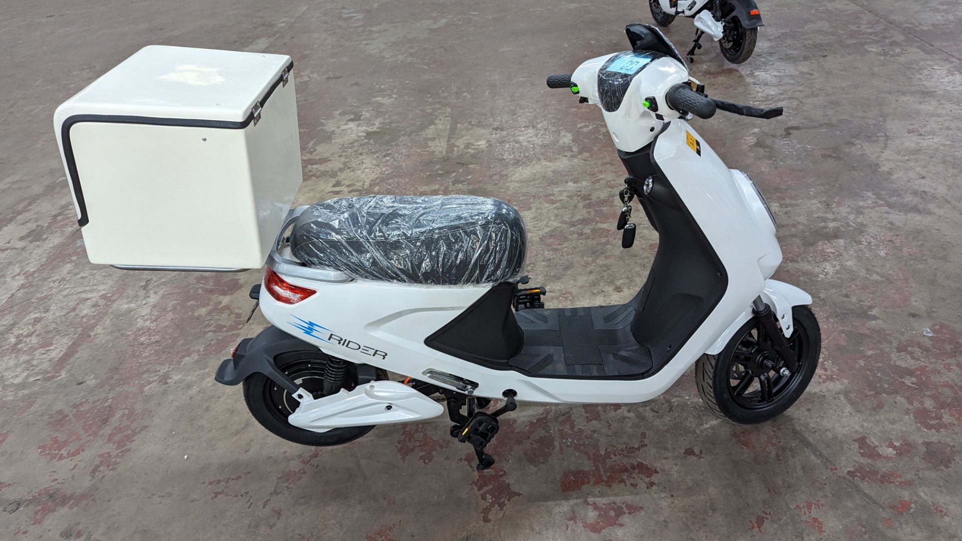 Model 18 Electric Bike: Zero (0) recorded miles, white body with black detailing, insulated box moun - Image 7 of 15