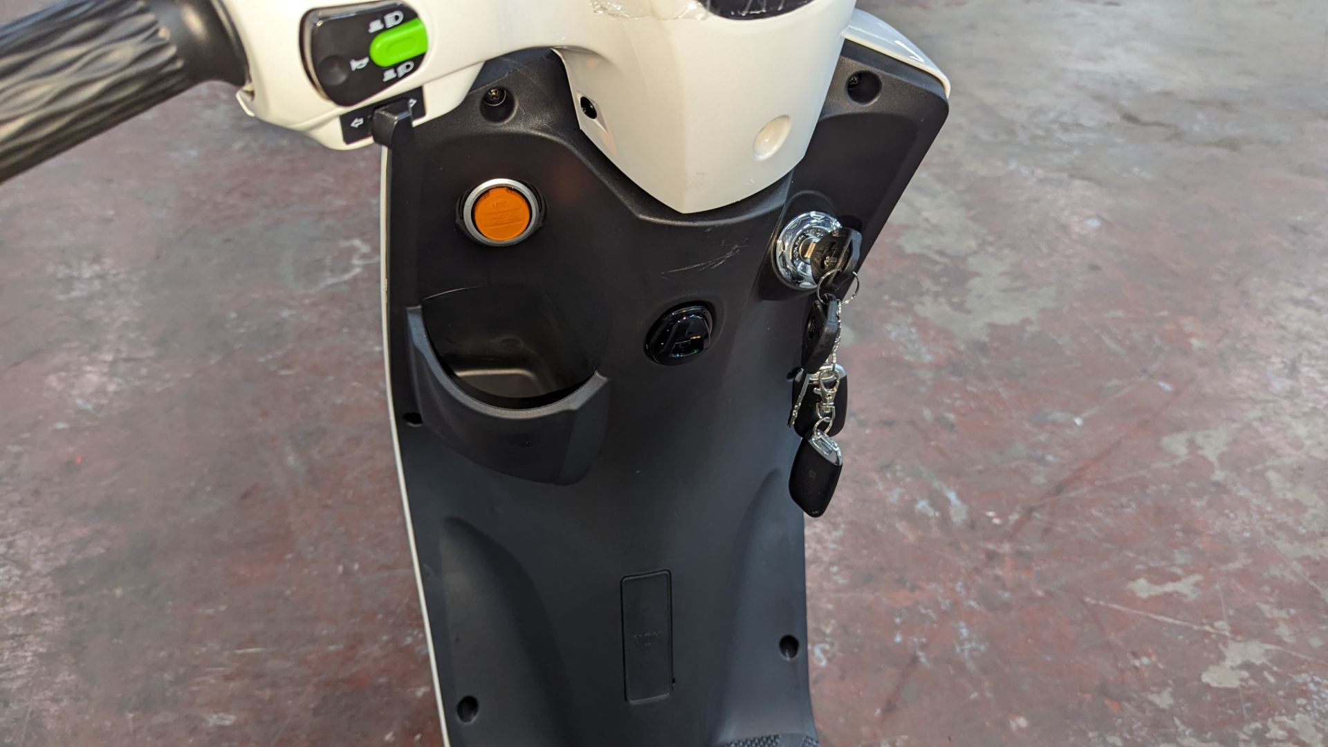Model 18 Electric Bike: Zero (0) recorded miles, white body with black detailing, insulated box moun - Image 12 of 14