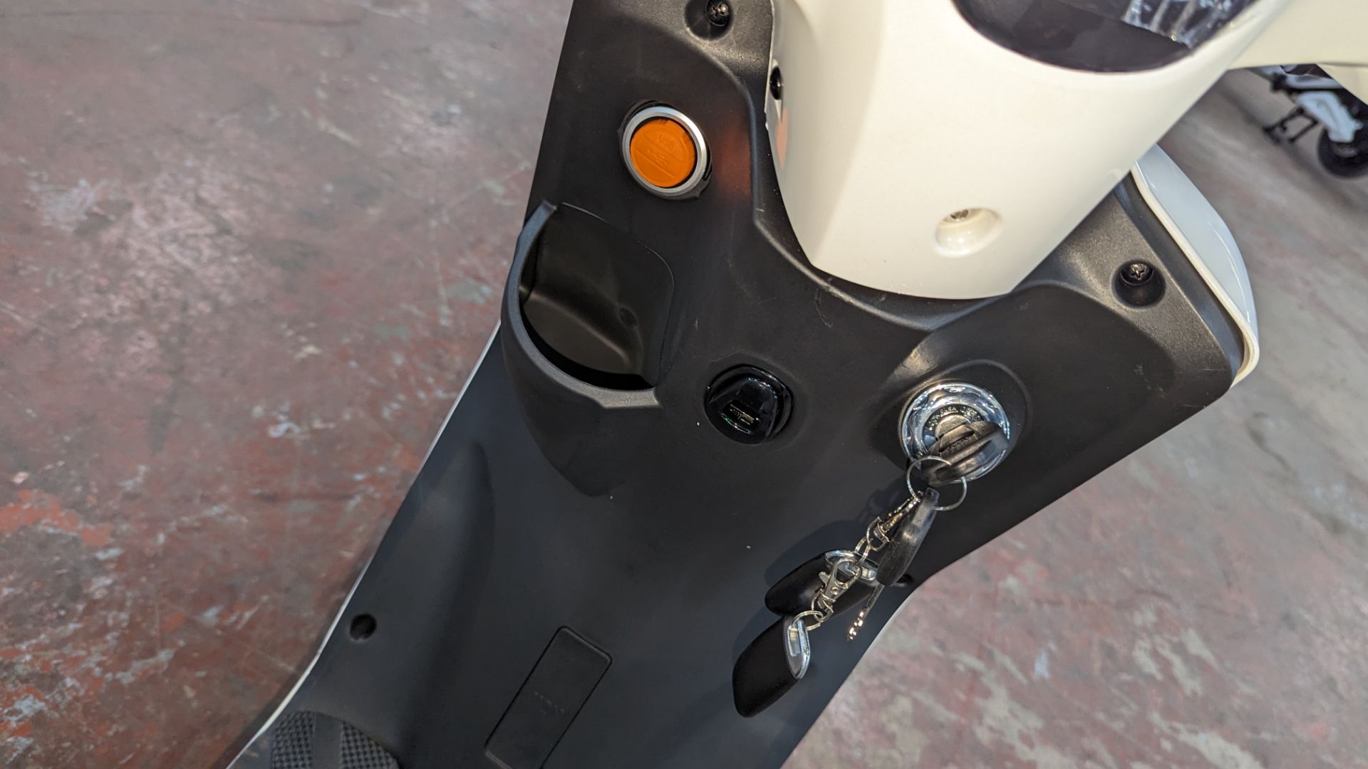 Model 18 Electric Bike: Zero (0) recorded miles, white body with black detailing, lockable storage b - Image 11 of 13