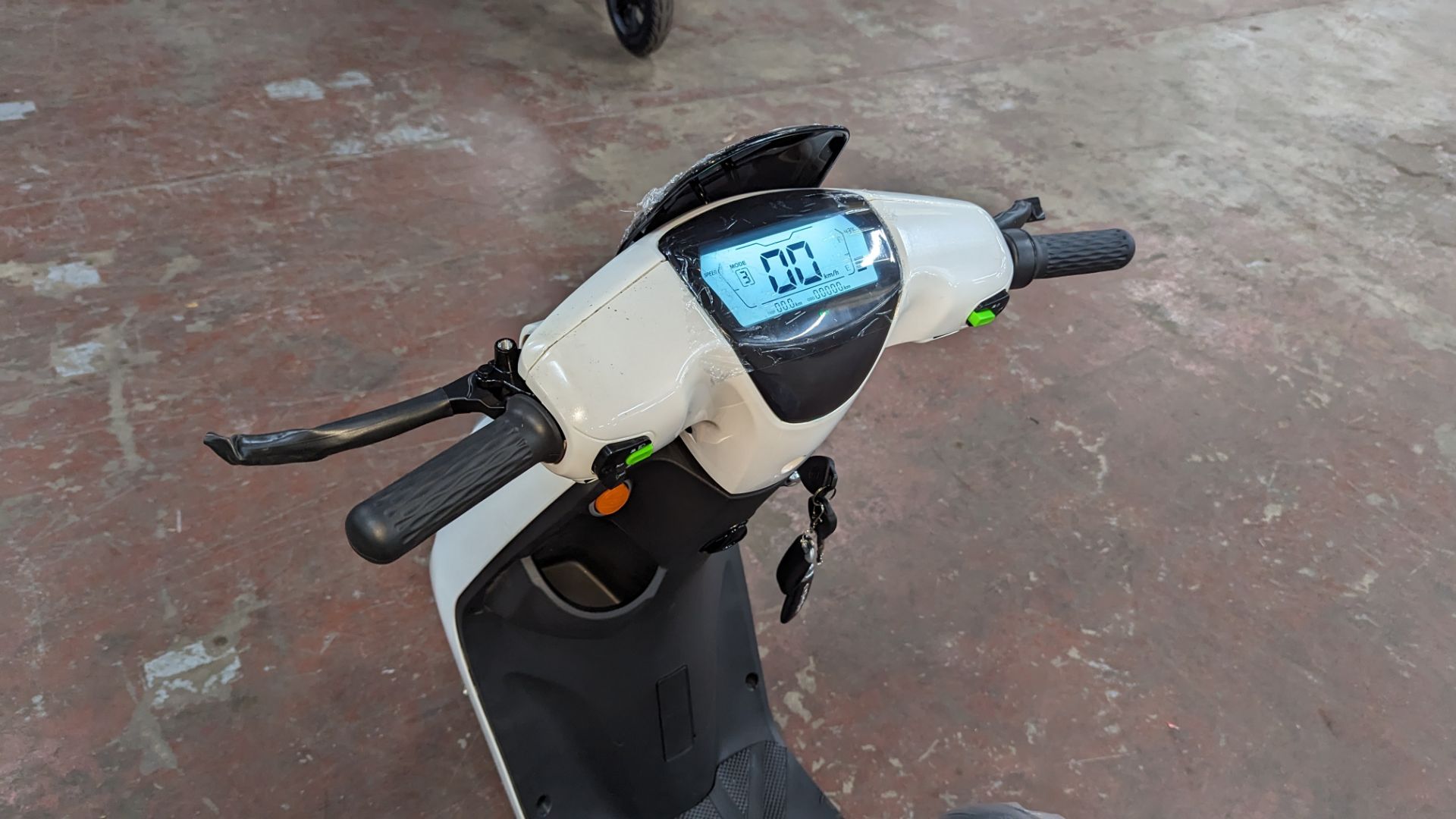 Model 18 Electric Bike: Zero (0) recorded miles, white body with black detailing, insulated box moun - Image 10 of 14