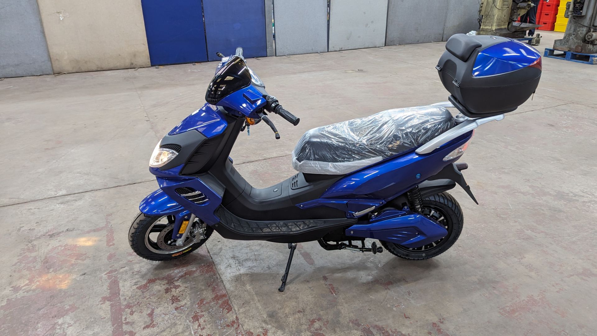Model 50 Electric Motorbike: Delivery Miles (no more than 3 recorded km on the odometer), blue, 5000 - Image 2 of 15
