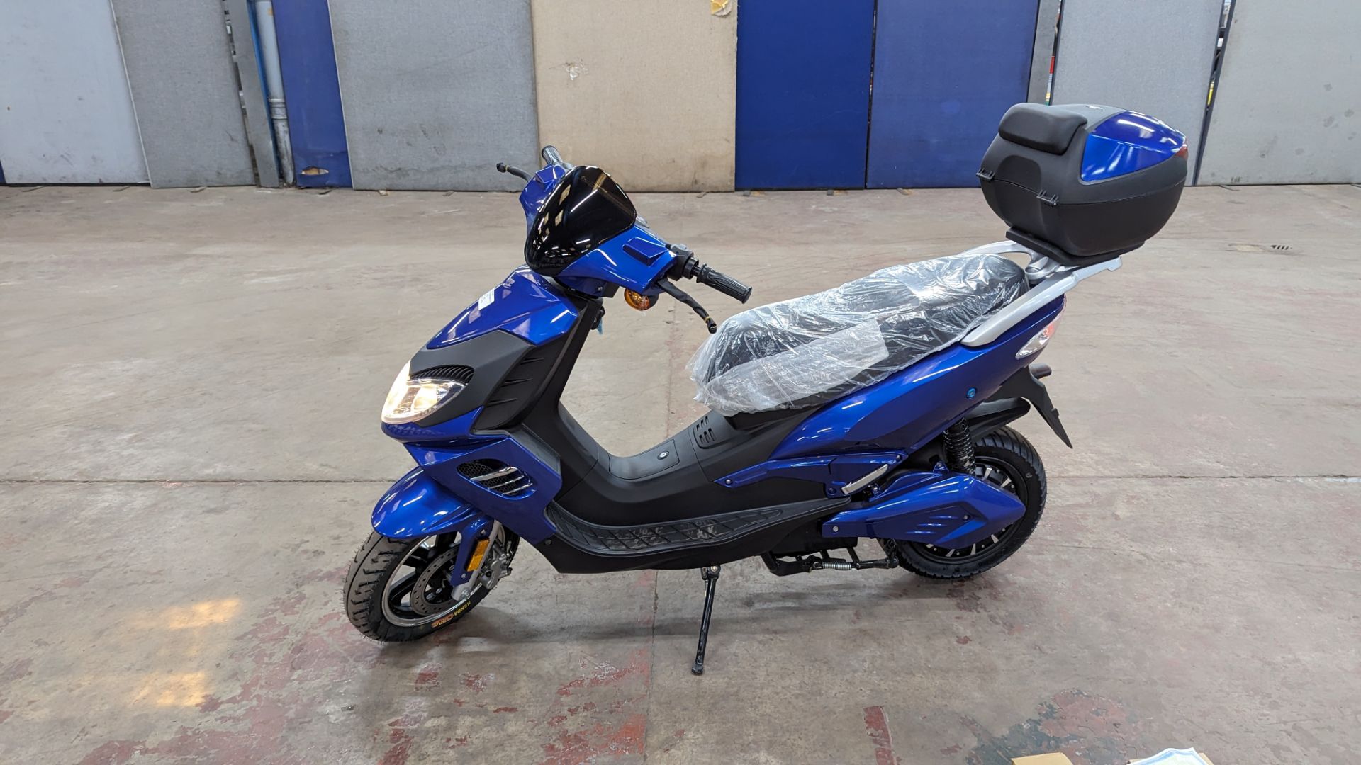 Model 50 Electric Motorbike: Delivery Miles (no more than 3 recorded km on the odometer), blue, 5000 - Image 2 of 15