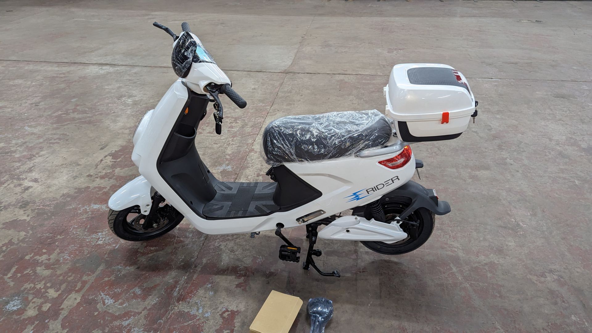 Model 18 Electric Bike: Zero (0) recorded miles, white body with black detailing, lockable storage b - Image 2 of 14