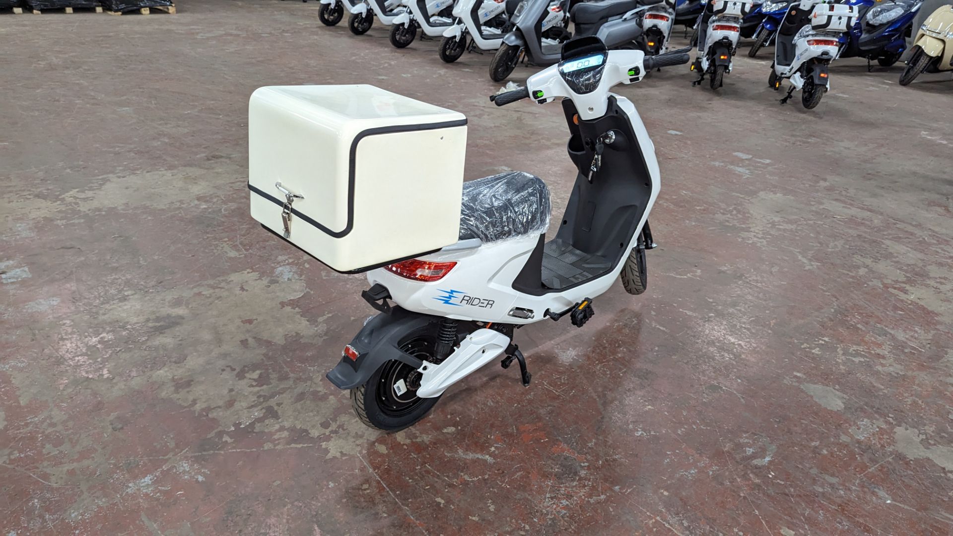 Model 18 Electric Bike: Zero (0) recorded miles, white body with black detailing, insulated box moun - Image 6 of 13