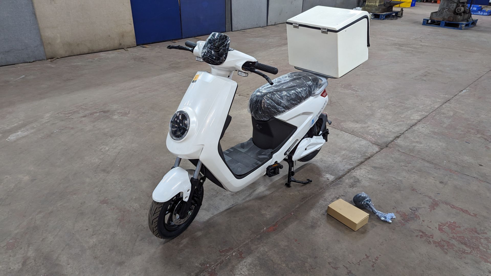 Model 18 Electric Bike: Zero (0) recorded miles, white body with black detailing, insulated box moun - Image 9 of 16