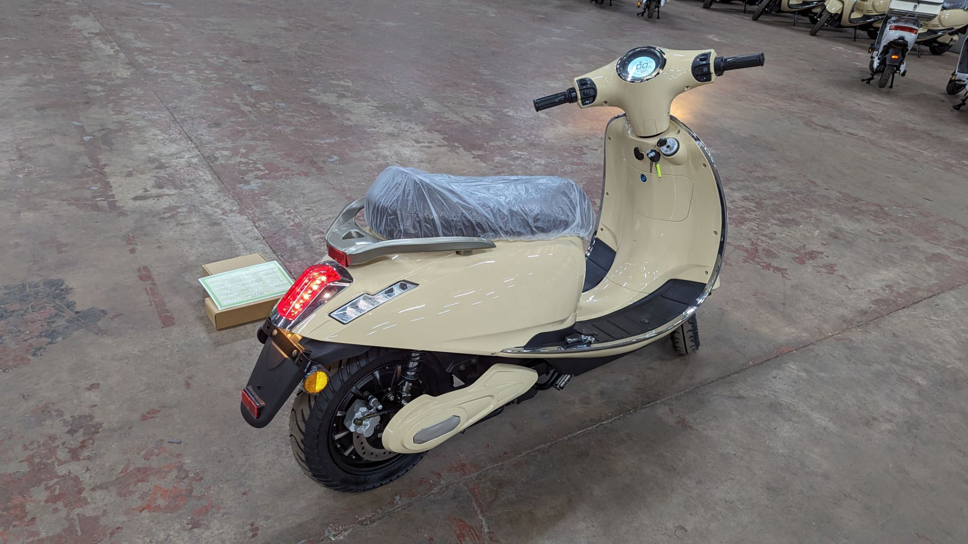 Model 30 Roma Electric Moped: Delivery Miles (no more than 4 recorded km on the odometer), cream/bei - Image 5 of 14