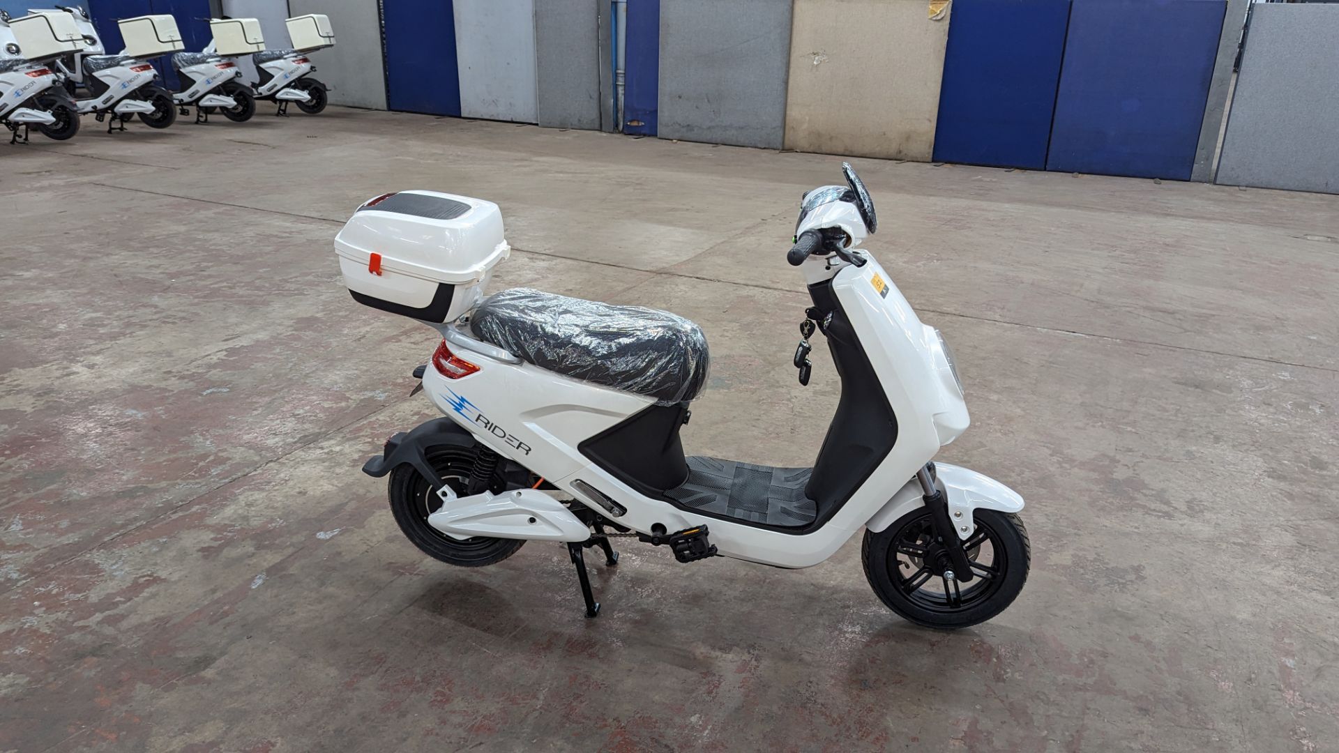 Model 18 Electric Bike: Zero (0) recorded miles, white body with black detailing, lockable storage b - Image 7 of 14