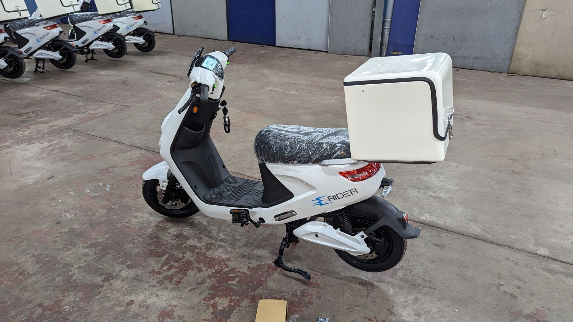 Model 18 Electric Bike: Zero (0) recorded miles, white body with black detailing, insulated box moun - Image 3 of 15