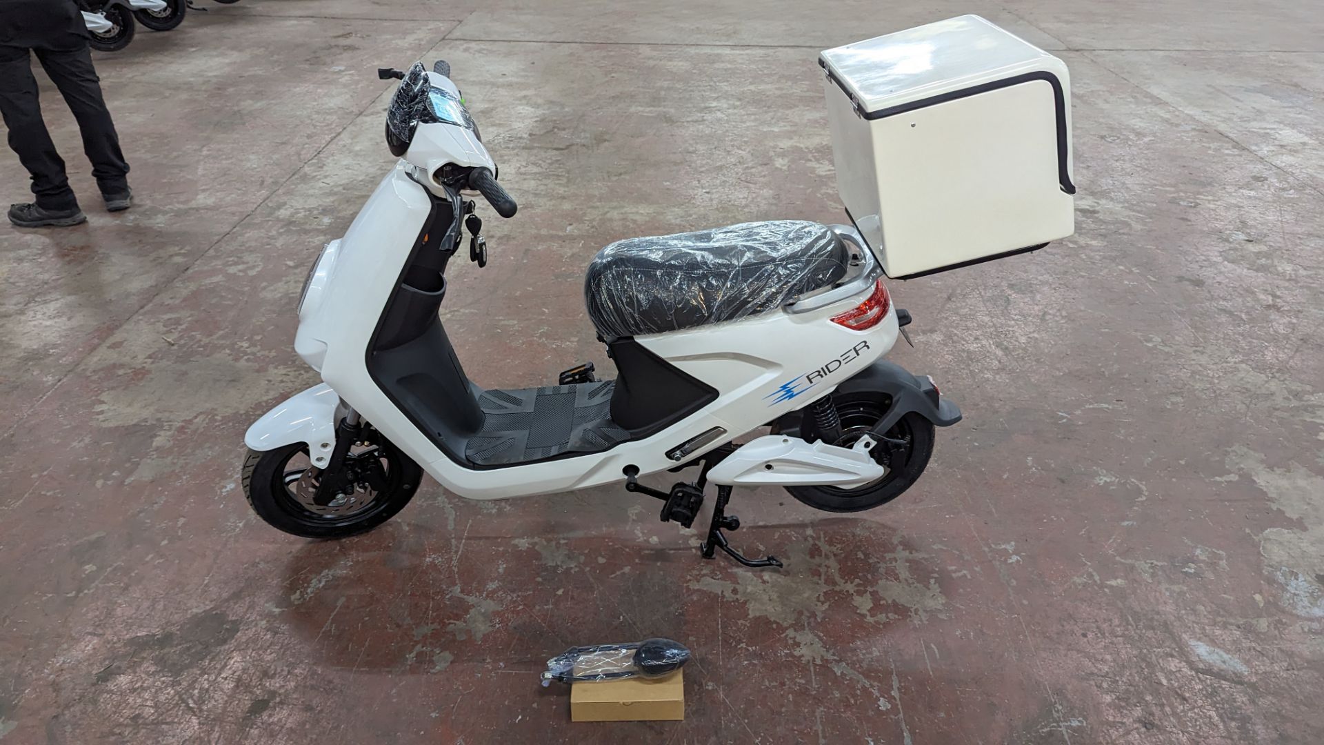 Model 18 Electric Bike: Zero (0) recorded miles, white body with black detailing, insulated box moun - Image 2 of 14