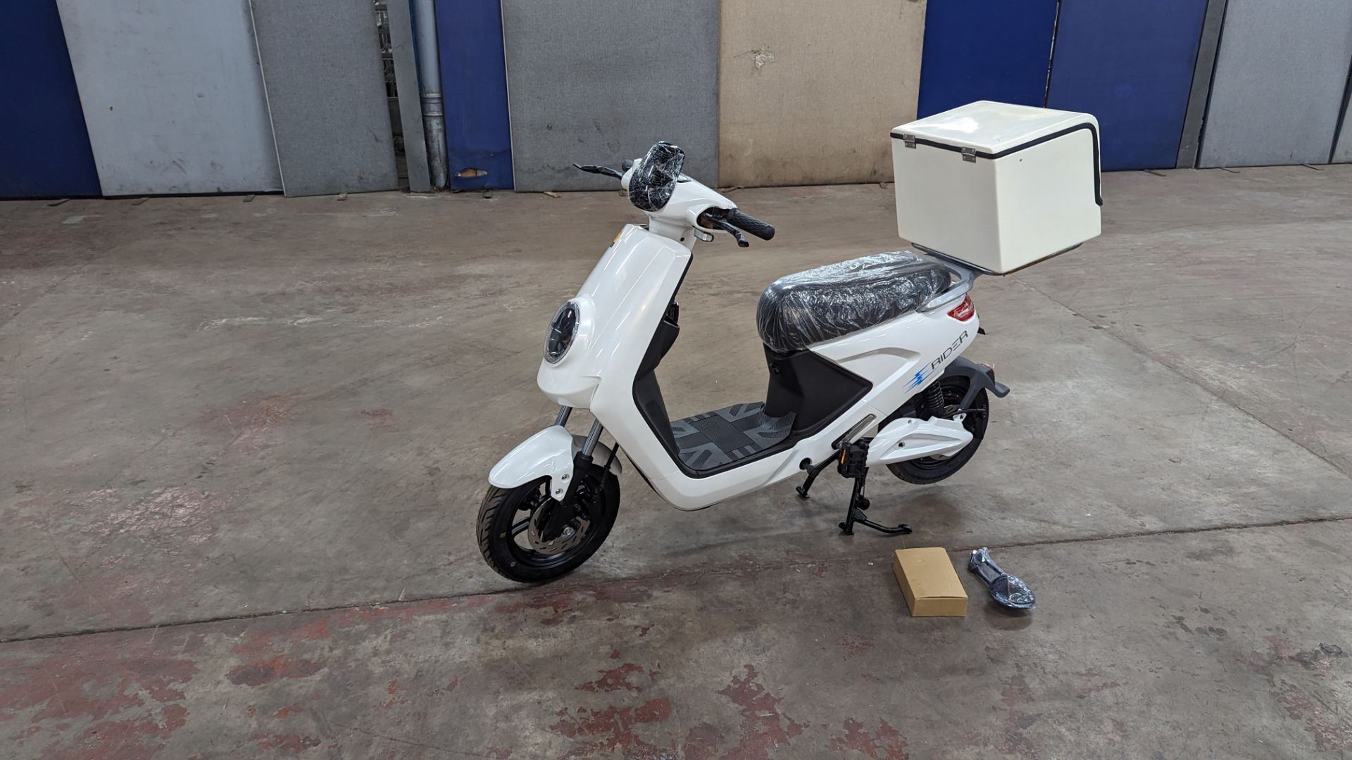 Model 18 Electric Bike: Zero (0) recorded miles, white body with black detailing, insulated box moun