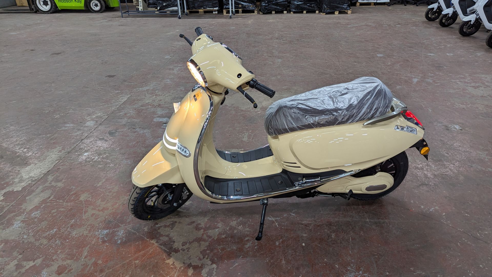 Model 30 Roma Electric Moped: Delivery Miles (no more than 4 recorded km on the odometer), cream/bei