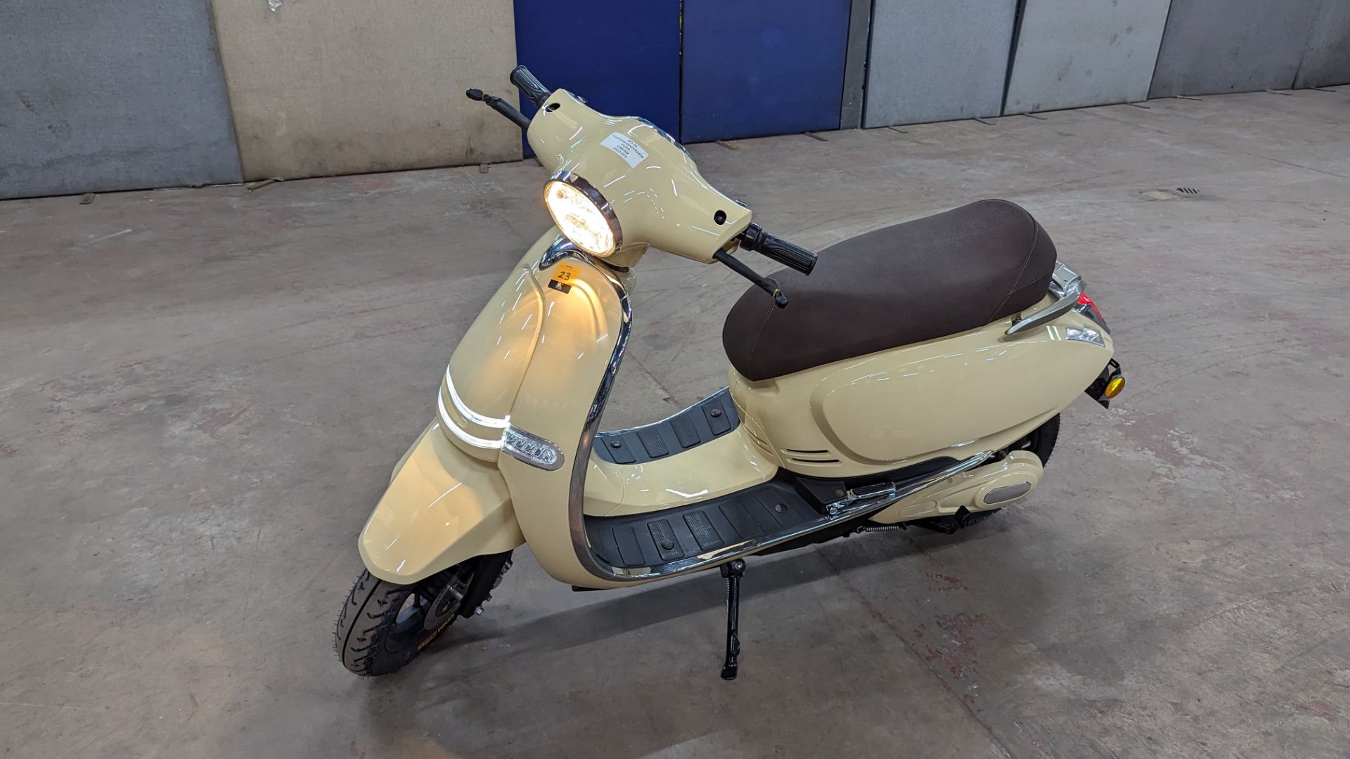 Model 30 Roma Electric Moped: Delivery Miles (no more than 4 recorded km on the odometer), cream/bei