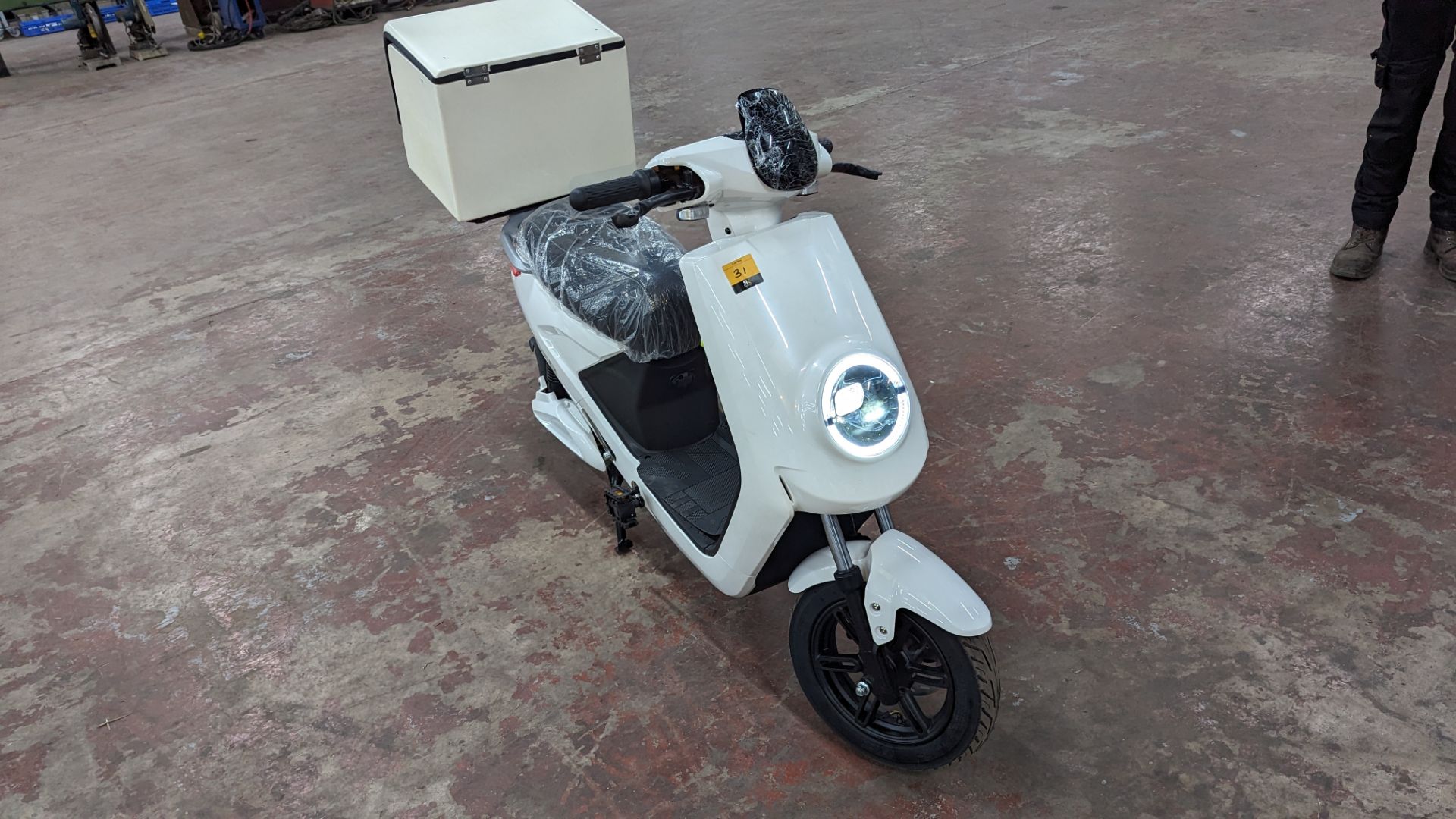 Model 18 Electric Bike: Zero (0) recorded miles, white body with black detailing, insulated box moun - Image 7 of 13