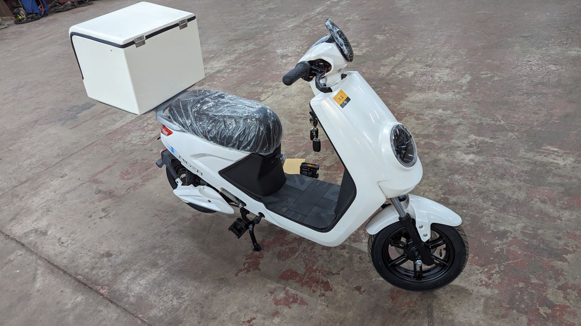 Model 18 Electric Bike: Zero (0) recorded miles, white body with black detailing, insulated box moun - Image 8 of 15